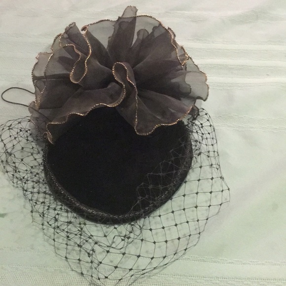 Sonni Vintage Ladies Dress Hat Black velvet Net eyevail sheer bow Gold trim MINT
